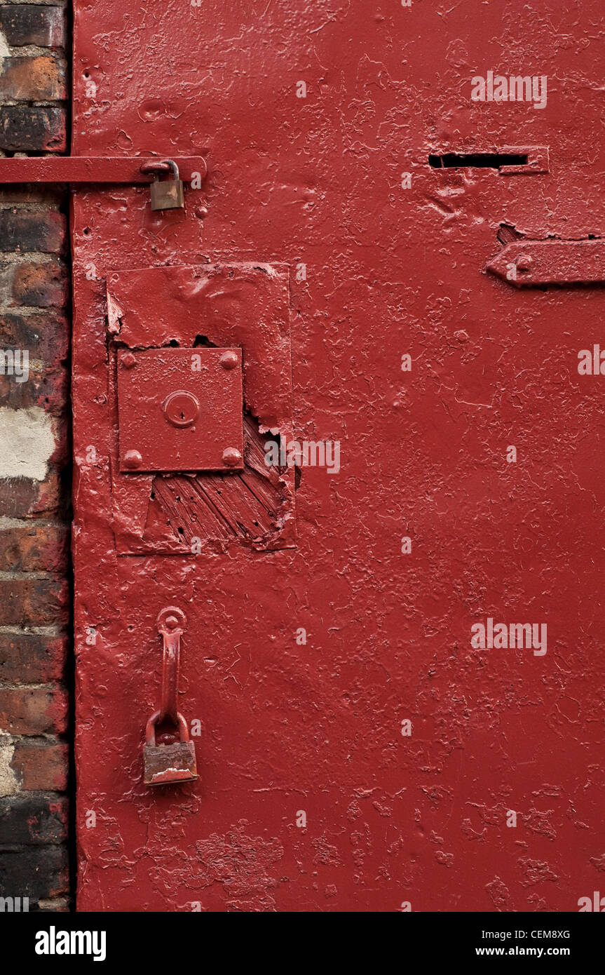 Eine rote Tür in Hoboken, New Jersey, ein Symbol der Paranoia und bewachten Emotionen. Stockfoto