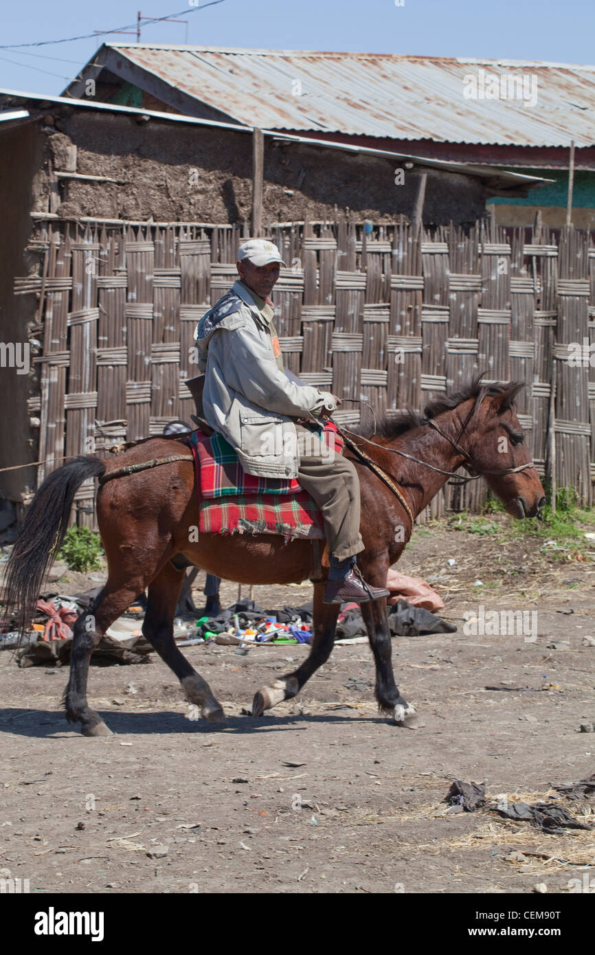 Lokale Dorfbewohner, ein Mann auf dem Pferd gehen auf den Markt. Adaba Stadt. Bale Mountains. Äthiopien. Stockfoto