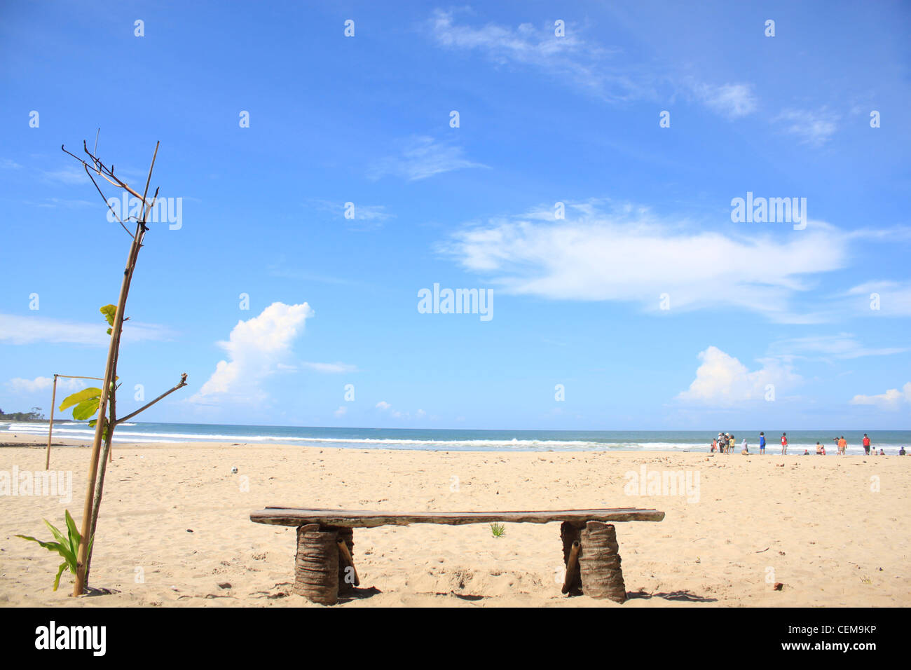 blauer Strand in Sawarna mit dem weißen sand Stockfoto