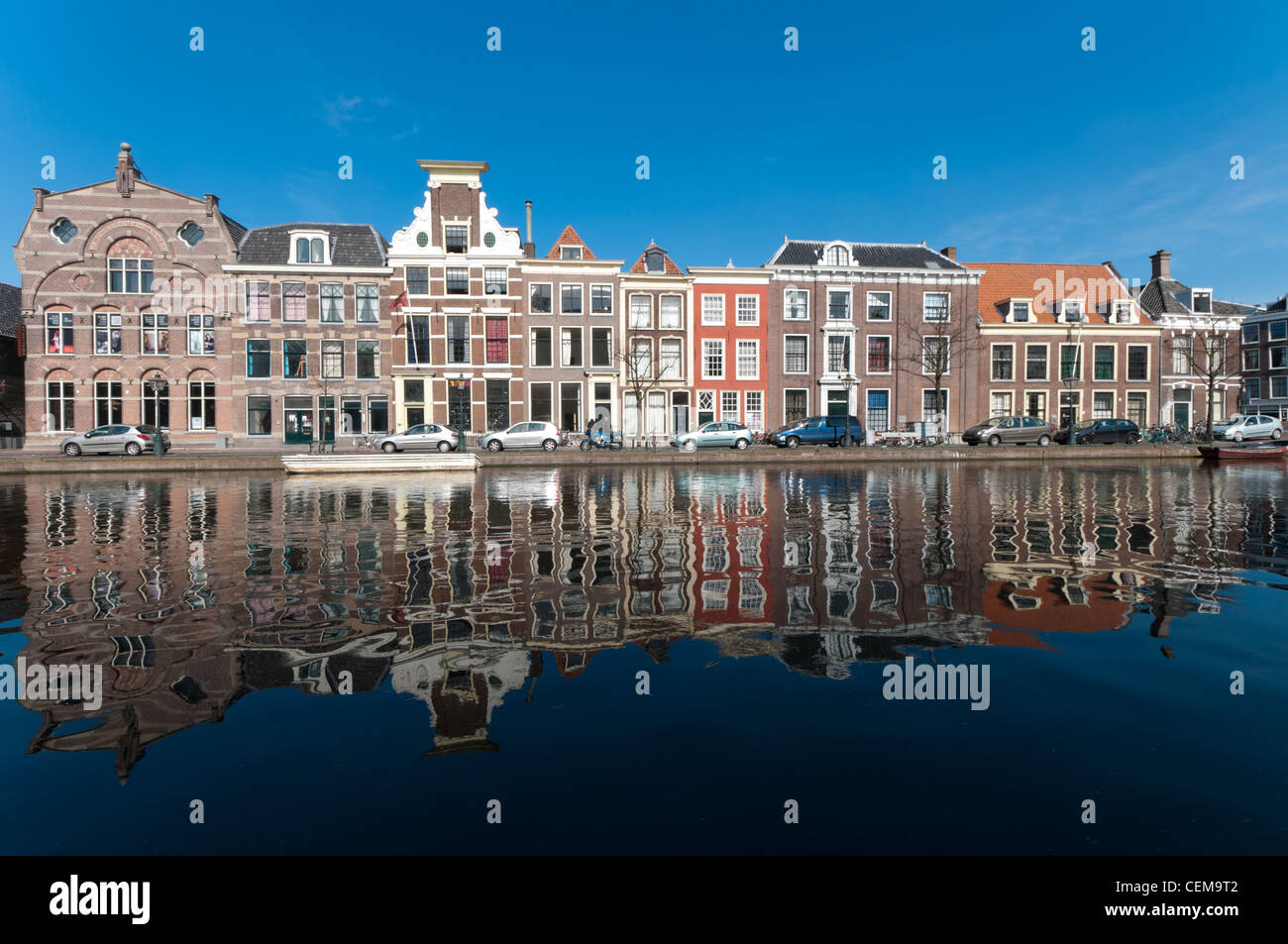 monumentale Fassaden von Häusern an einem Kanal in Leiden, Niederlande Stockfoto