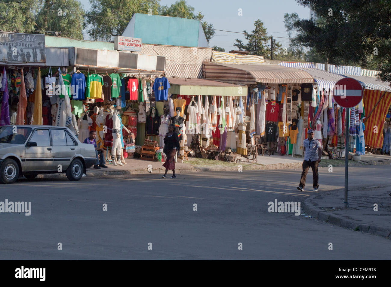 In Addis Abeba. Äthiopien. Straße Seite Tourist Souvenir Stände. Stockfoto