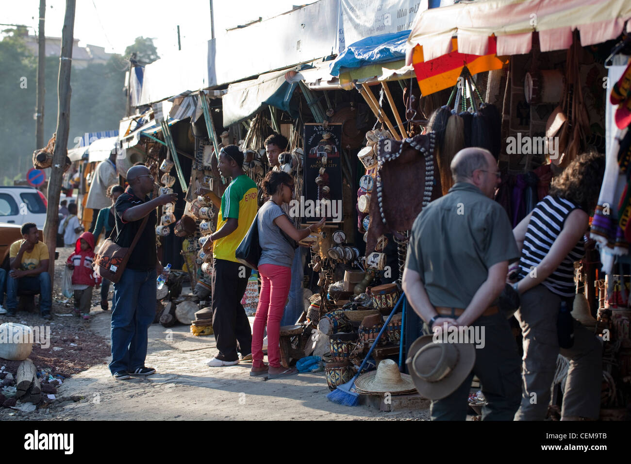 In Addis Abeba. Äthiopien. Straße Seite Tourist Souvenir Stände. Stockfoto