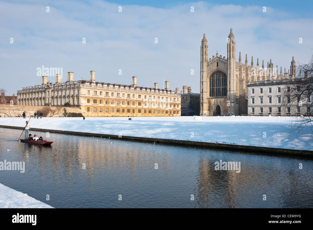 Stochern am Ufer des Flusses Cam im Winter Schnee mit Kings College Chapel nach hinten. Cambridge, England. Stockfoto