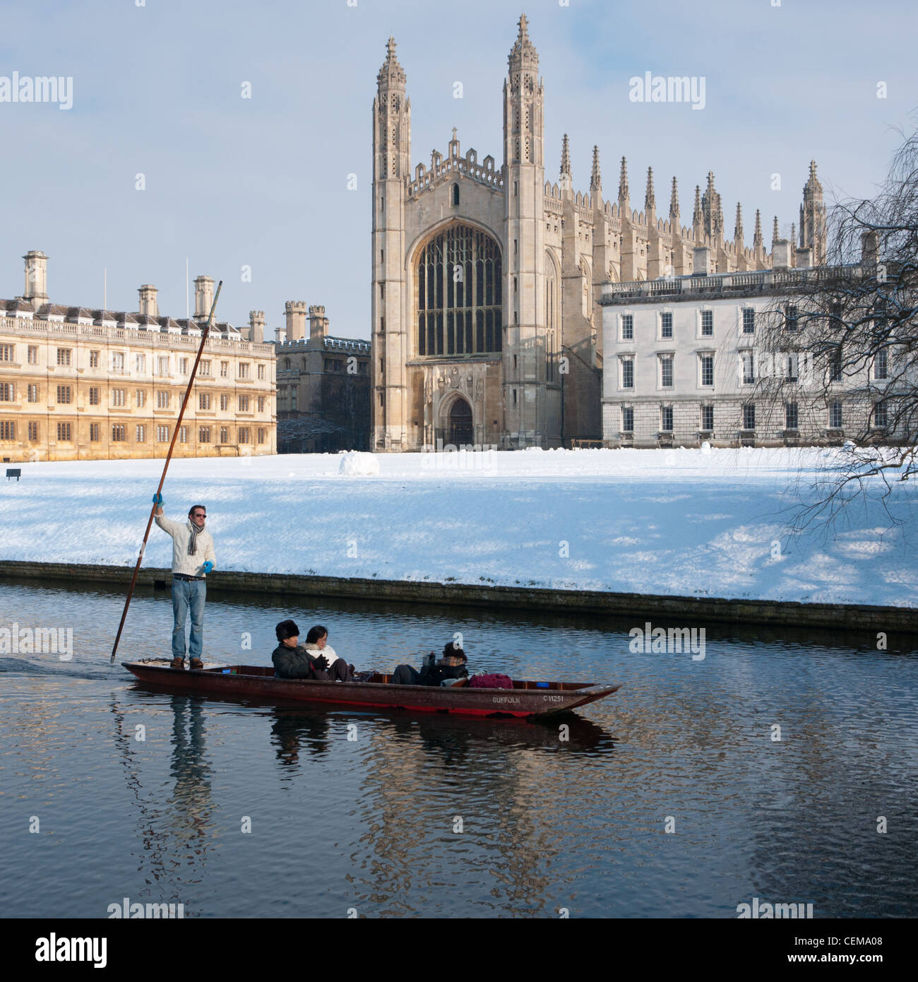 Stochern am Ufer des Flusses Cam im Winter Schnee mit Kings College Chapel nach hinten. Cambridge, England. Stockfoto