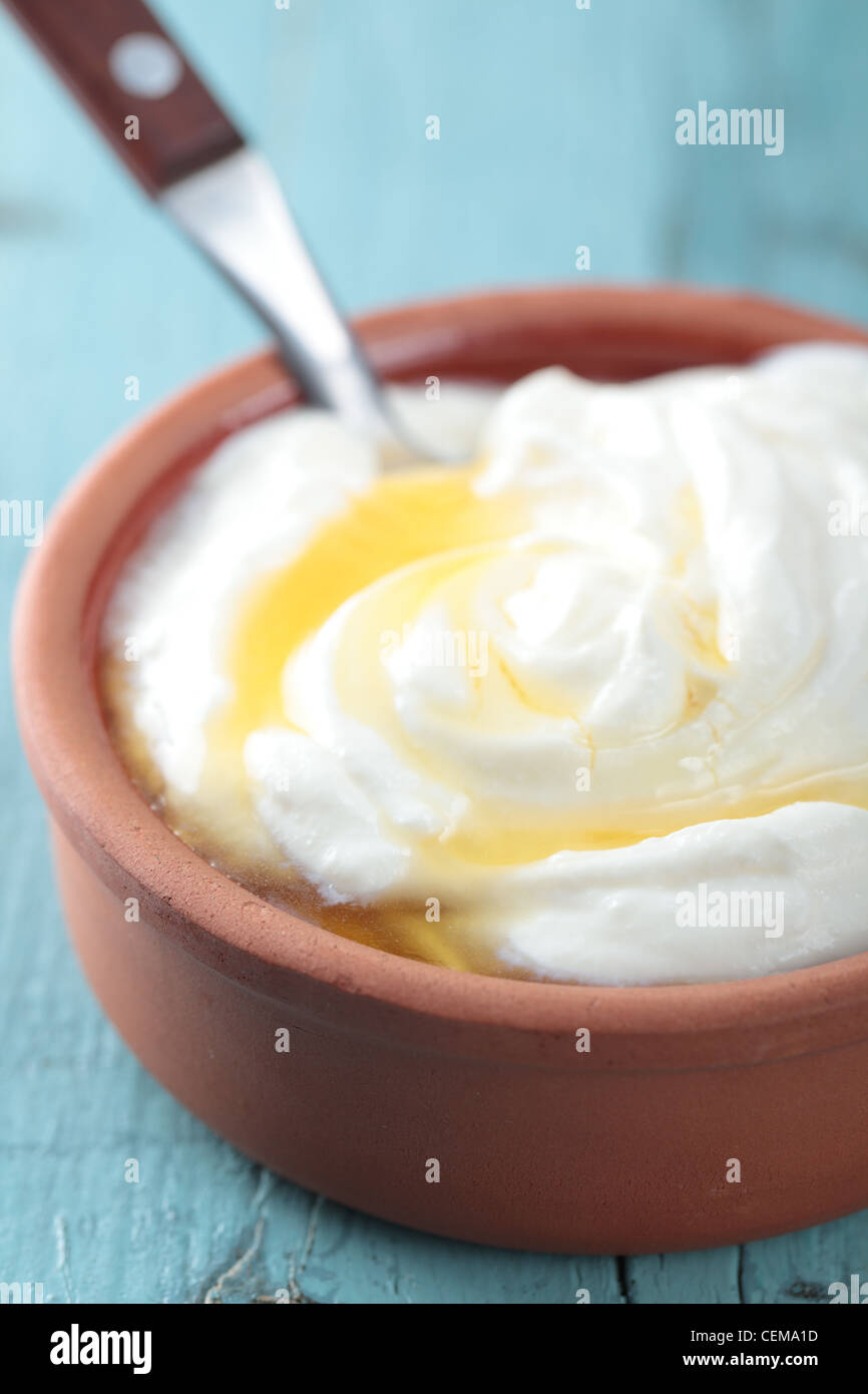 Griechischer Joghurt mit Honig in einem Topf Stockfoto