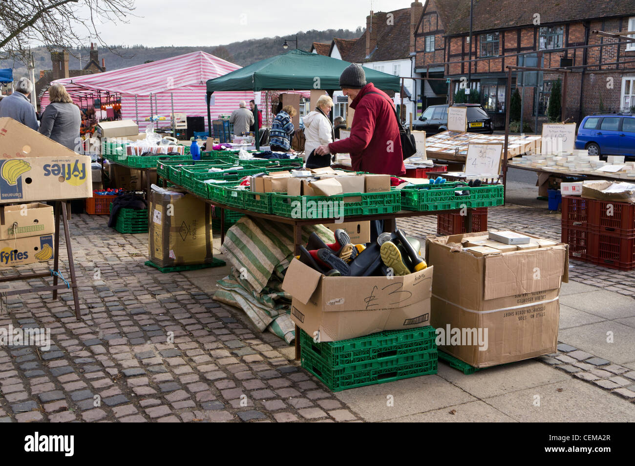 Leute, die Einkaufsmöglichkeiten in Wendover wöchentlichen Street Markt Bucks UK Stockfoto