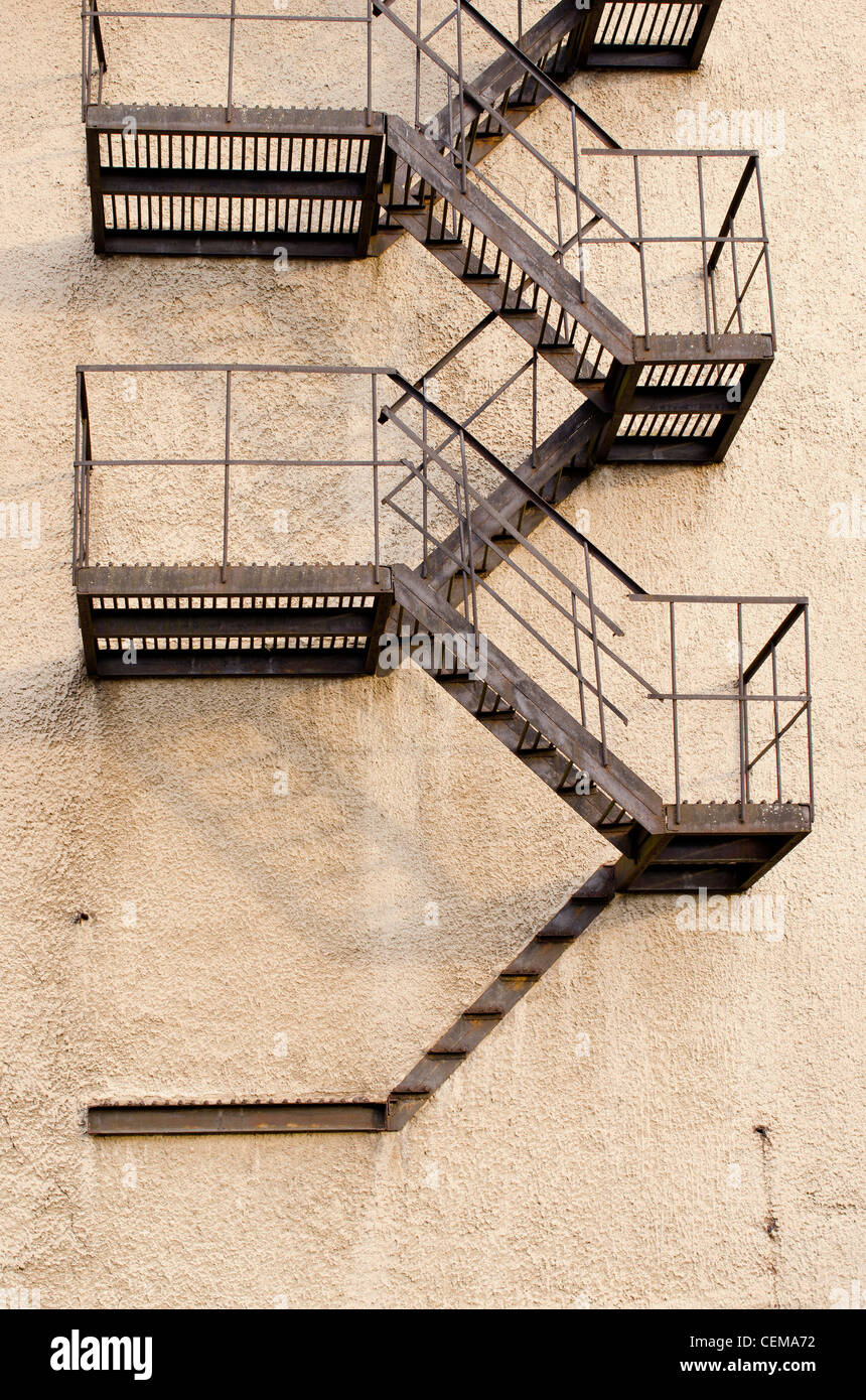 Alte Gebäude Metall Notausgang Treppe. Stockfoto