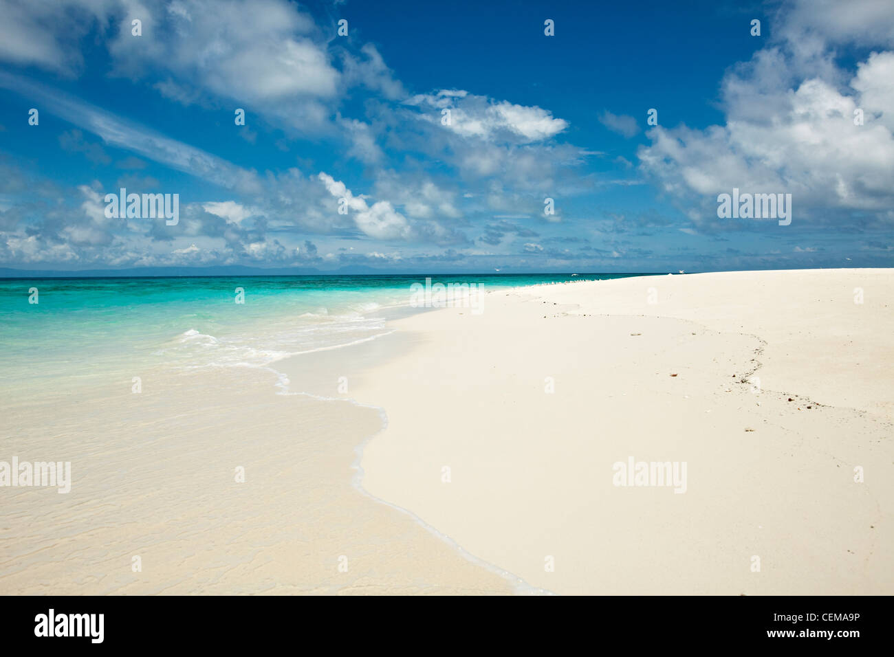 Weiße Sand und das türkisfarbene Wasser des Vlassof Cay, Great Barrier Reef Marine Park, Queensland, Australien Stockfoto