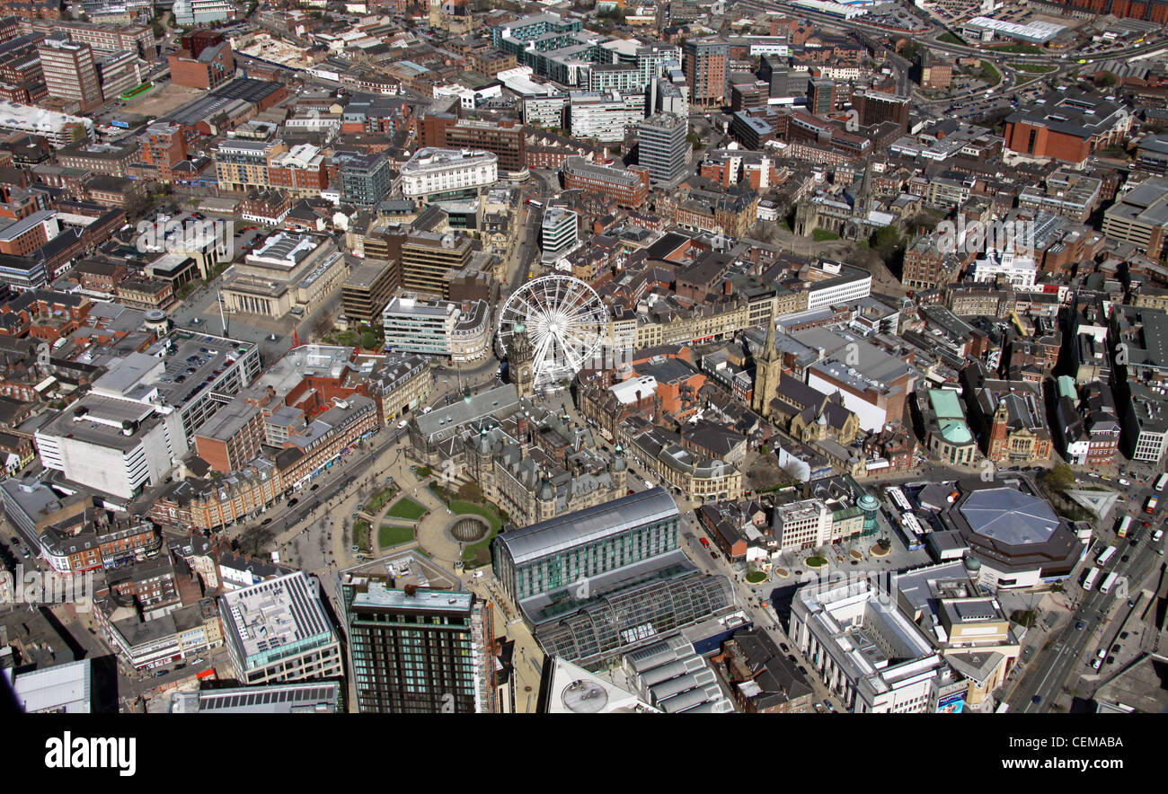 Luftaufnahme des Stadtzentrums von Sheffield, aufgenommen 2010 mit einem weißen Riesenrad in der Surrey Street/Fargate nahe dem Rathaus Stockfoto