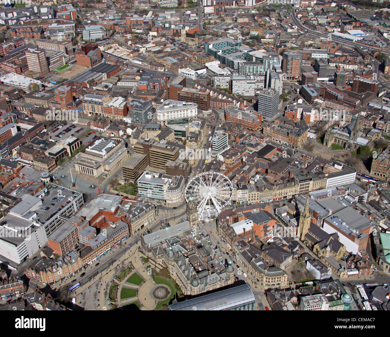 Luftaufnahme des Stadtzentrums von Sheffield, aufgenommen 2010 mit einem weißen Riesenrad in der Surrey Street/Fargate nahe dem Rathaus Stockfoto