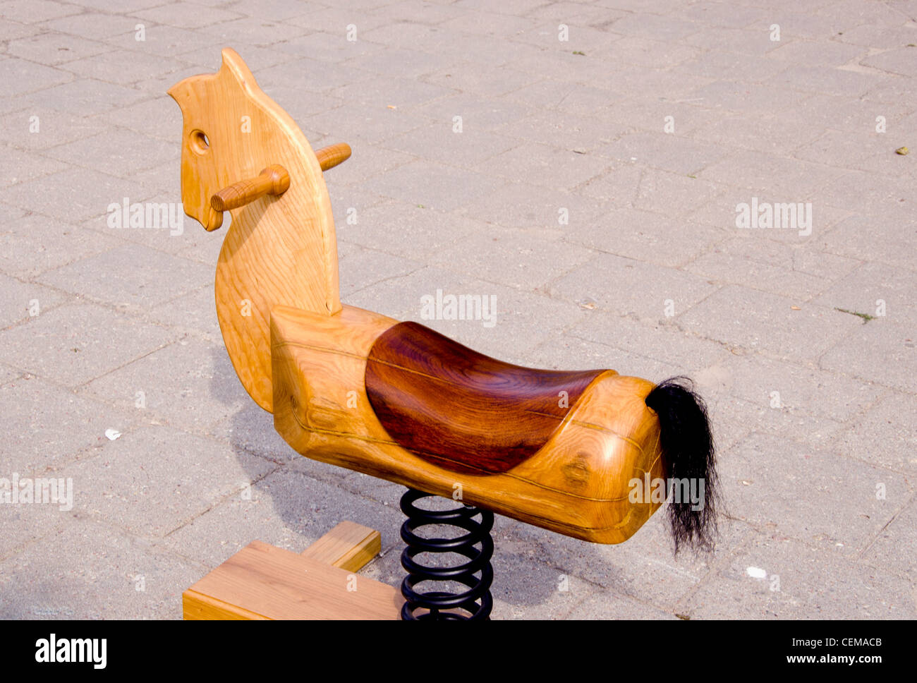 Schwingen Sie Holzpferd Spielzeug für Kinder aus Holz geschnitzt. Frühling und Tail. Stockfoto