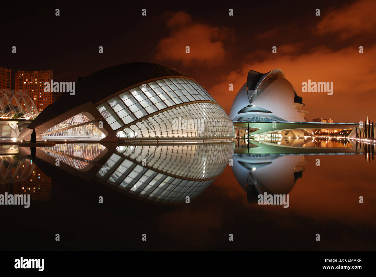 Stadt der Künste und Wissenschaften bei Nacht, entworfen von Calatrava, Valencia, Spanien Stockfoto
