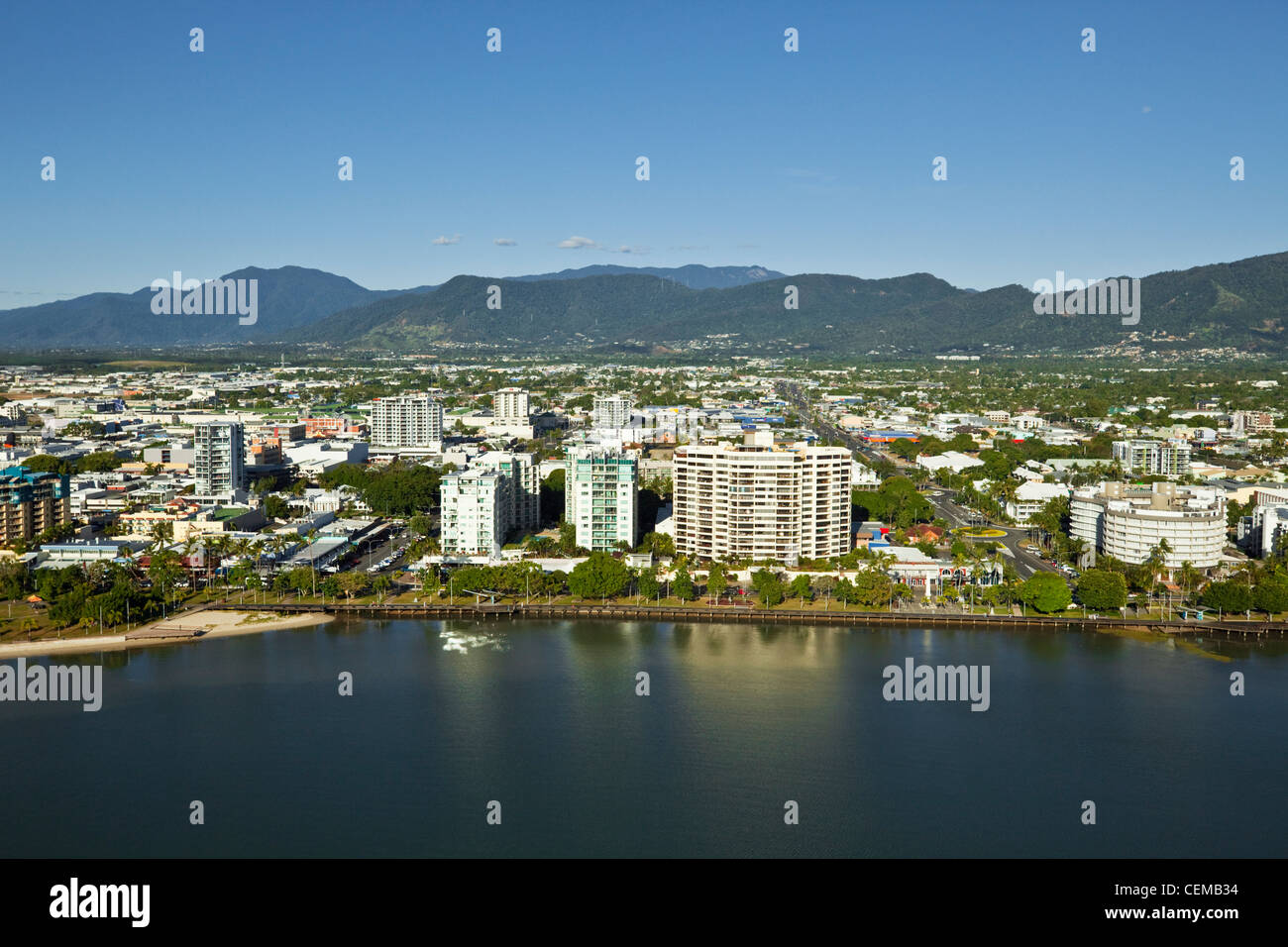 Luftaufnahme der Esplanade und dem Stadtzentrum entfernt. Cairns, Queensland, Australien Stockfoto