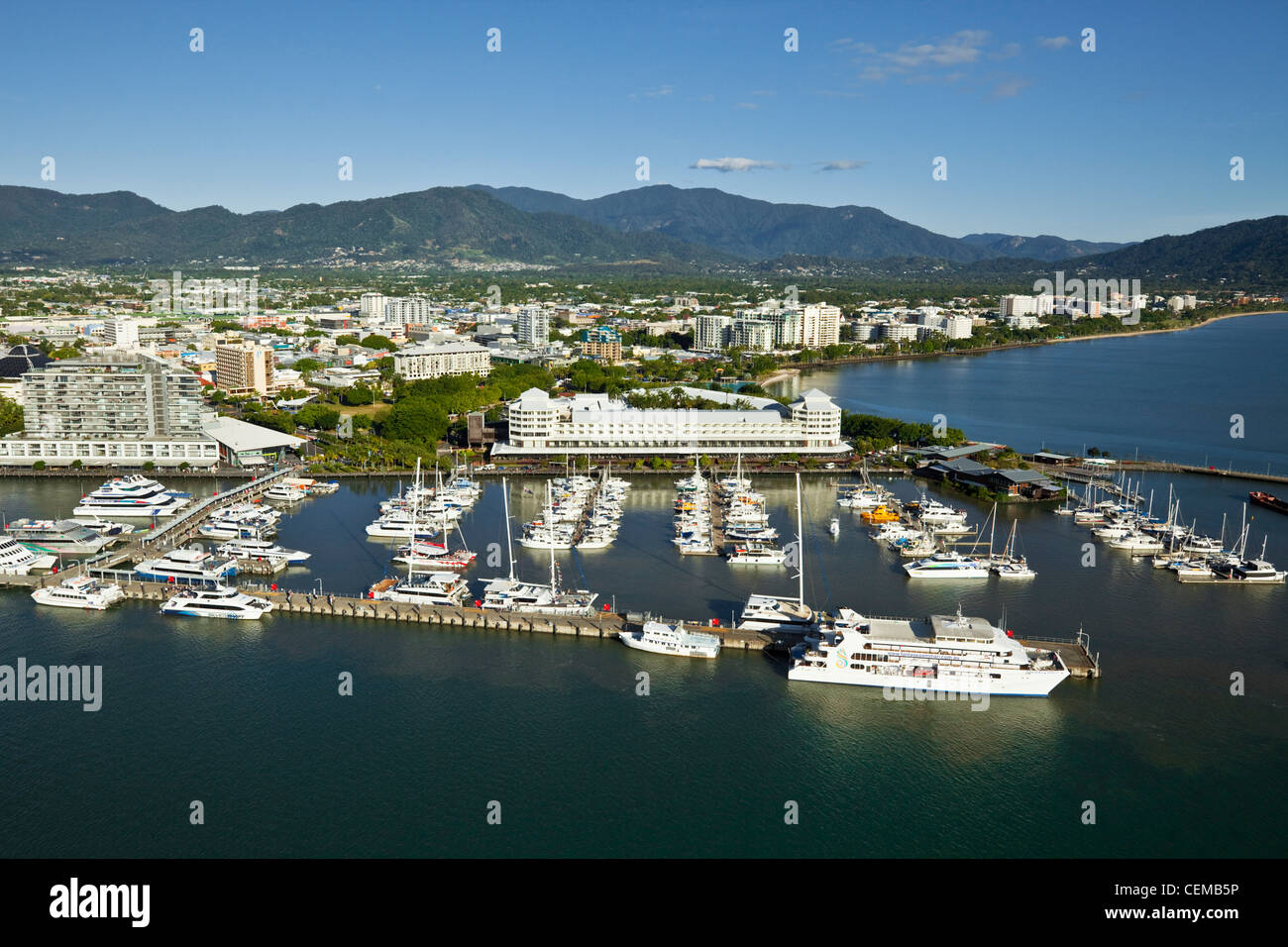 Luftaufnahme von Marlin Marina und Stadtzentrum entfernt. Cairns, Queensland, Australien Stockfoto
