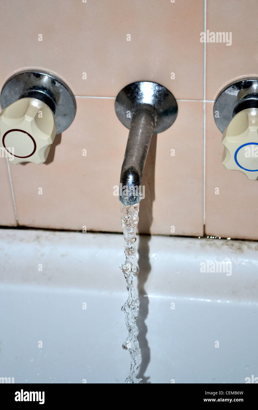 Fließendes Wasser in schmutzige Badewanne Stockfoto