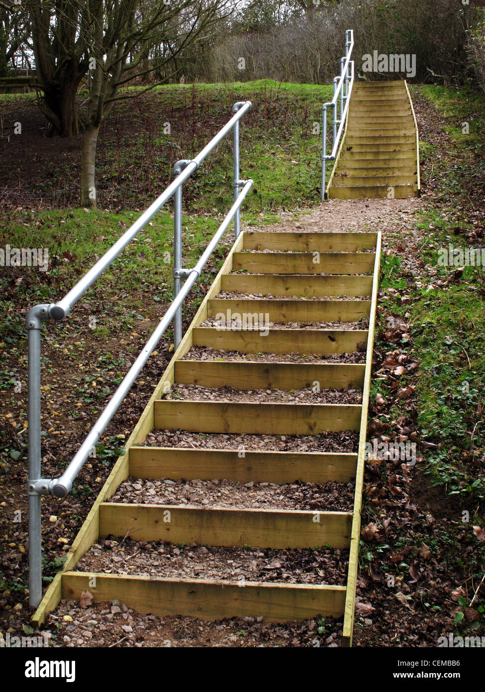 Eine Treppe auf einen Weg in die Natur, mit einem Geländer für die Sicherheit der Wanderer Stockfoto