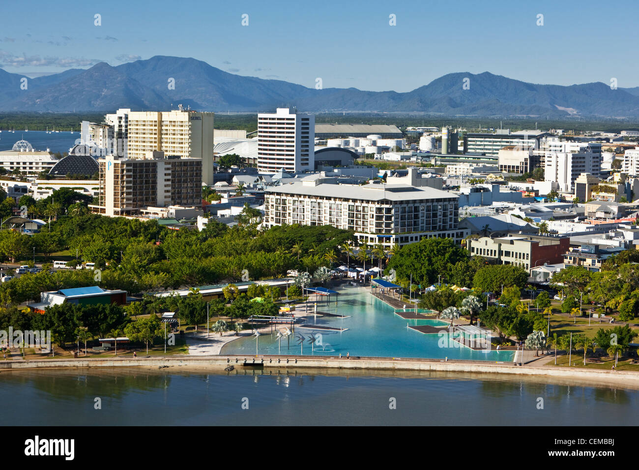 Luftaufnahme des Esplanade Lagoon und City-Skyline. Cairns, Queensland, Australien Stockfoto