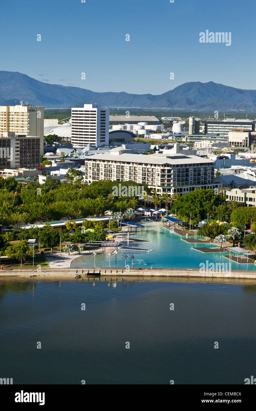 Luftaufnahme des Esplanade Lagoon und City-Skyline. Cairns, Queensland, Australien Stockfoto