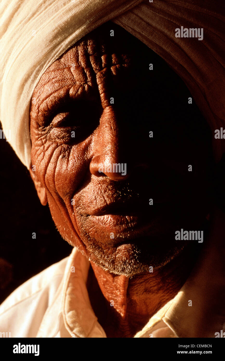 Mann aus der Bhil Stamm (Indien) Stockfoto
