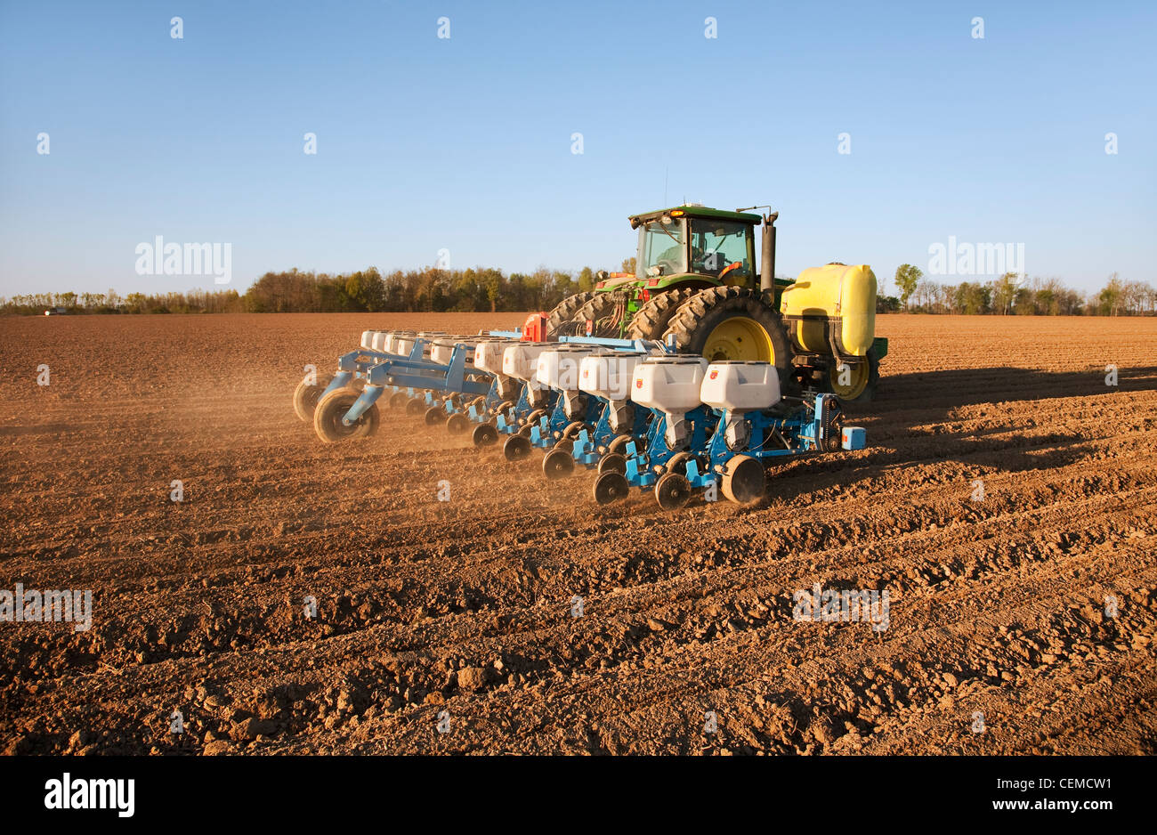 Landwirtschaft - ein John Deere Traktor und Monosem 24 Doppel-reihige Pflanzmaschine Pflanzen Getreide Mais in einem konventionell bebaute Feld / Arkansas Stockfoto