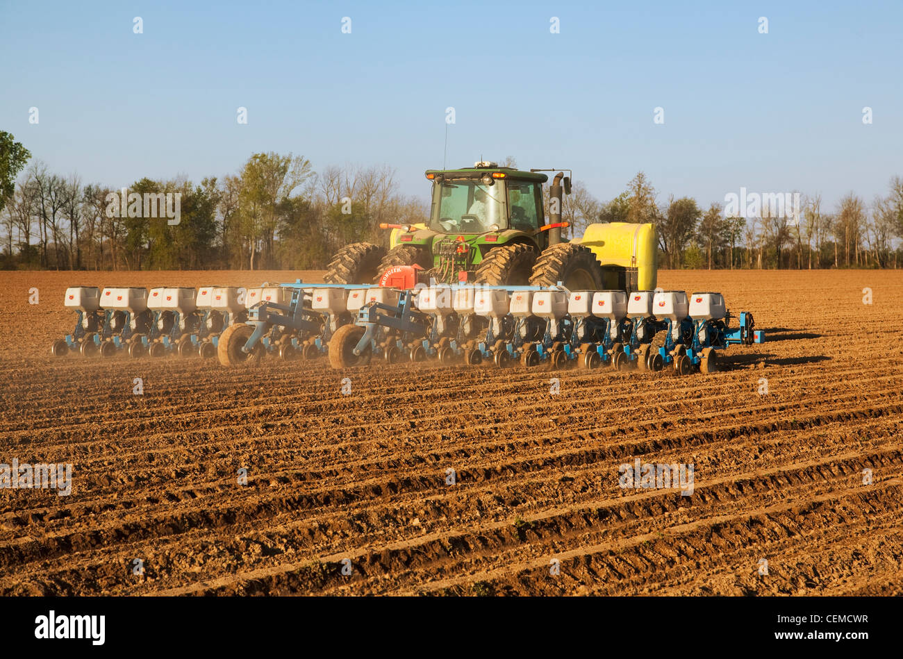 Landwirtschaft - ein John Deere Traktor und Monosem 24 Doppel-reihige Pflanzmaschine Pflanzen Getreide Mais in einem konventionell bebaute Feld / Arkansas Stockfoto