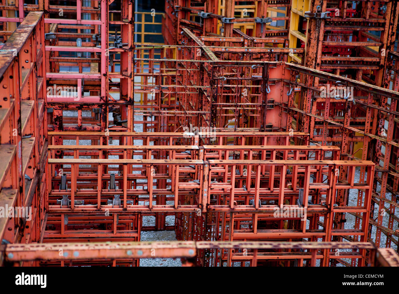 Skulptur im öffentlichen Raum von Franka Hörnschemeyer im Deutschen Bundestag, Paul-Loebe-Haus. Mit dem Titel BFD - Bündig Fluchtend Dichteinsatz Stockfoto