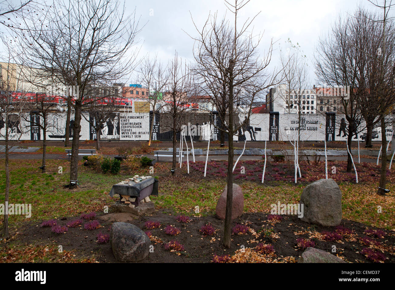 Garten des Friedens. Berliner Mauer noch in der ursprünglichen Position. Zwischen den modernen deutschen Parlament und drücken Sie Bürogebäude. Stockfoto