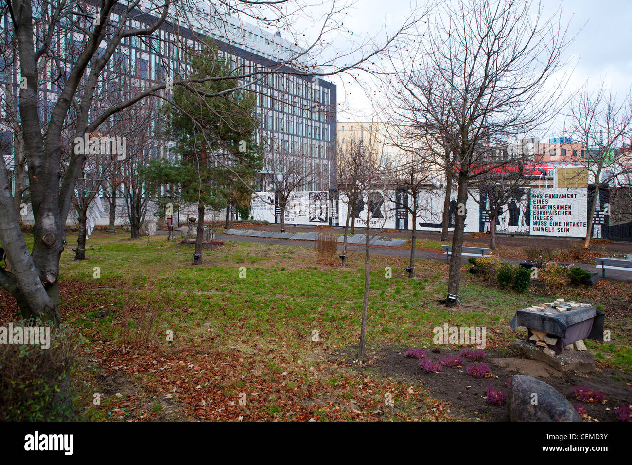 Garten des Friedens. Berliner Mauer noch in der ursprünglichen Position. Zwischen den modernen deutschen Parlament und drücken Sie Bürogebäude. Stockfoto