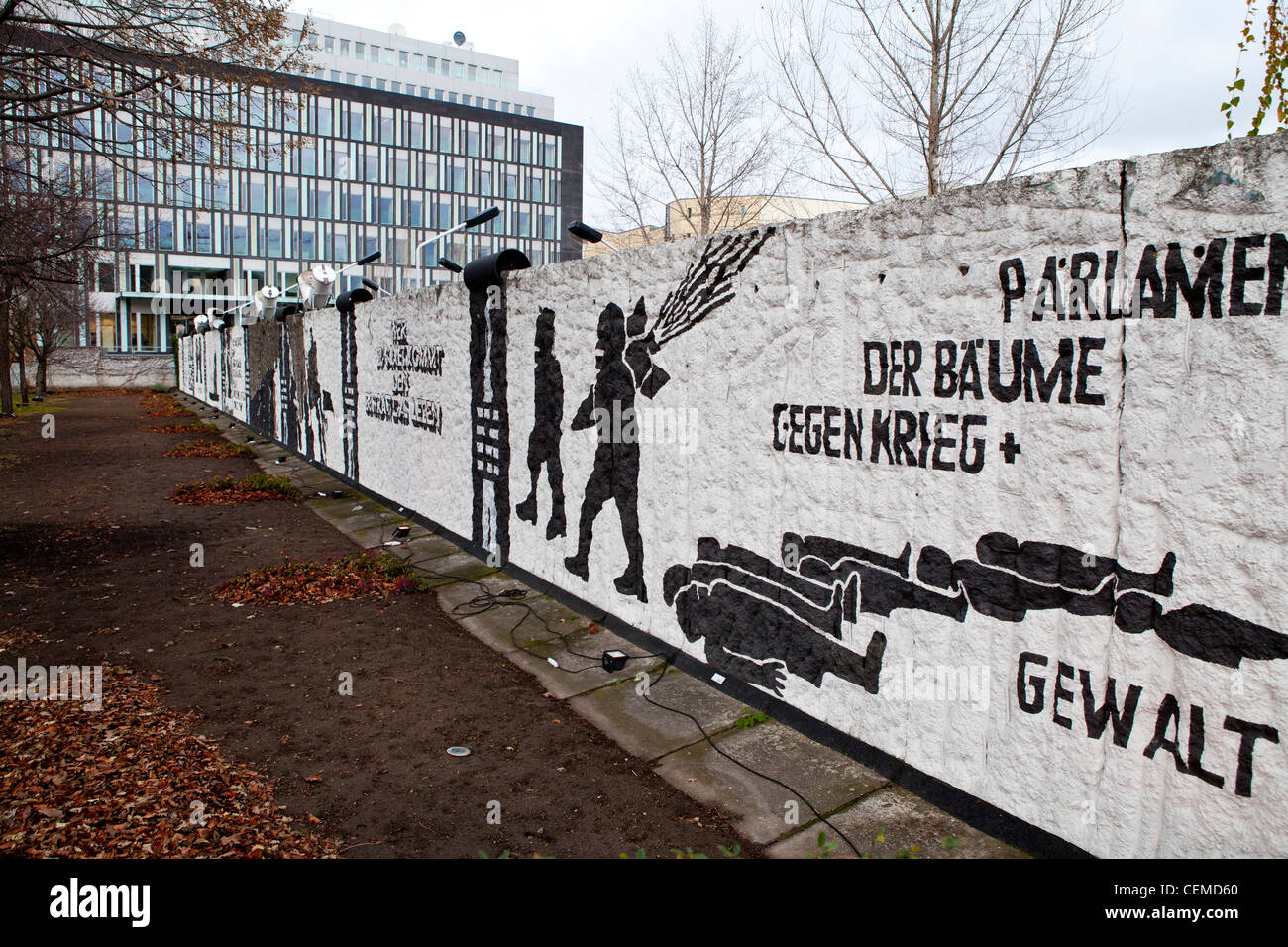 Garten des Friedens. Berliner Mauer noch in der ursprünglichen Position. Zwischen den modernen deutschen Parlament und drücken Sie Bürogebäude. Stockfoto