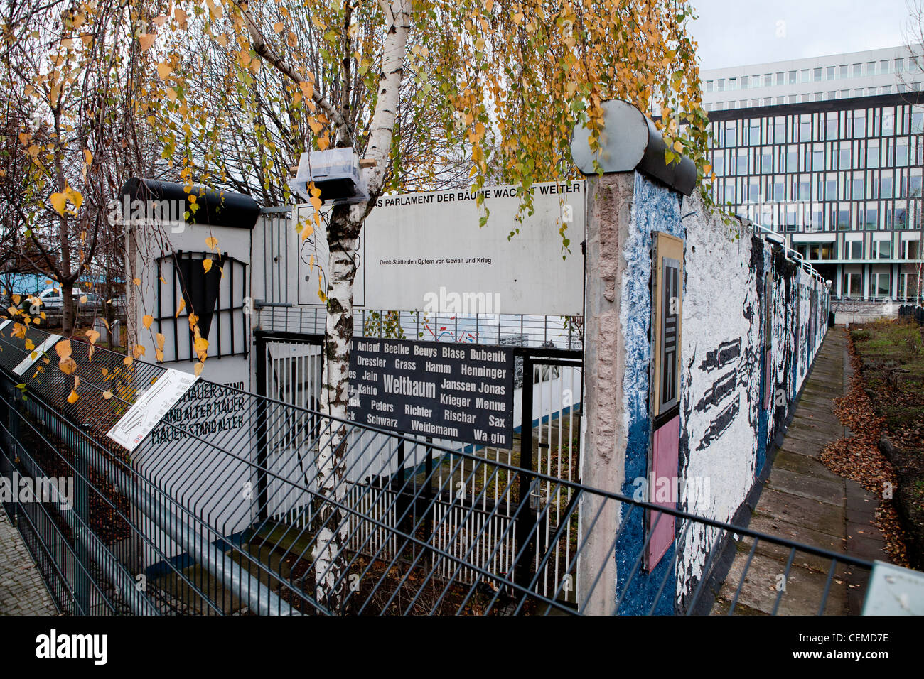 Garten des Friedens. Berliner Mauer noch in der ursprünglichen Position. Zwischen den modernen deutschen Parlament und drücken Sie Bürogebäude. Stockfoto