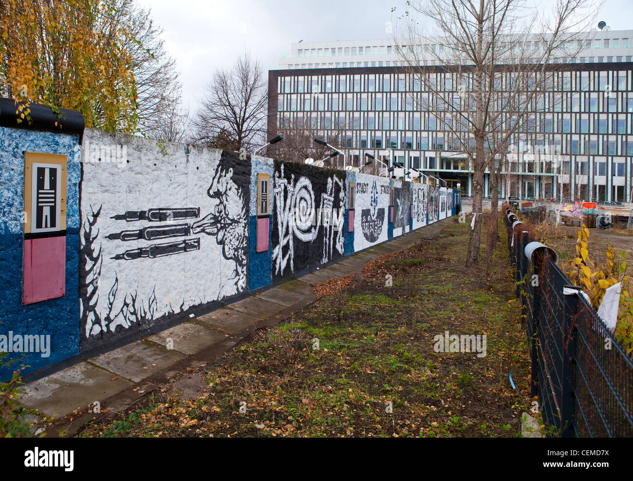 Garten des Friedens. Berliner Mauer noch in der ursprünglichen Position. Zwischen den modernen deutschen Parlament und drücken Sie Bürogebäude. Stockfoto
