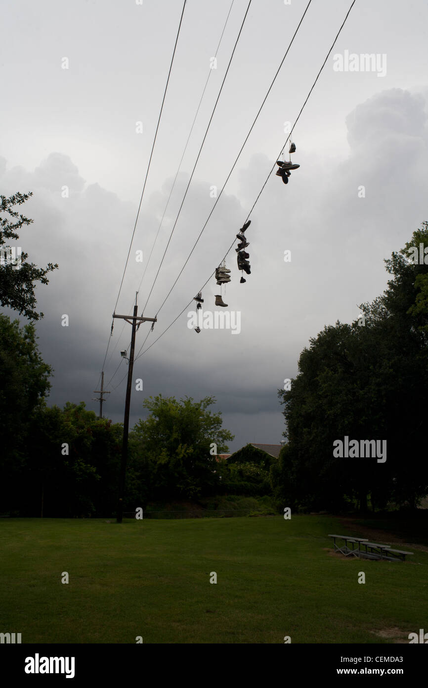 Schuhe hängen von Freileitungen in Lafayette, Louisiana, USA Stockfoto