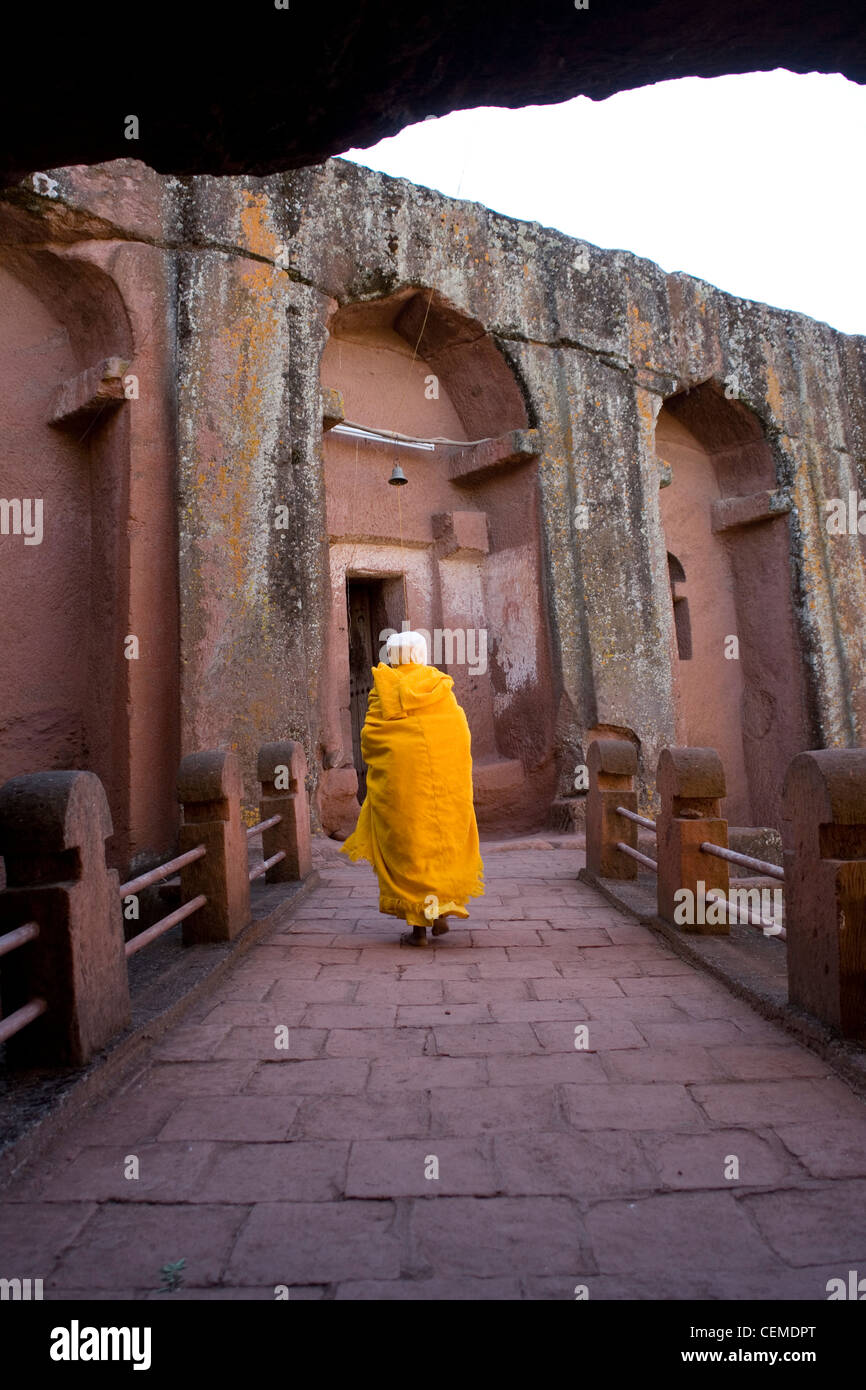 Pilger, die Ankunft im Haus von Gabriel und Rafael, einer der süd-östlichen Gruppe Fels gehauenen Kirchen von Lalibela in Äthiopien Stockfoto