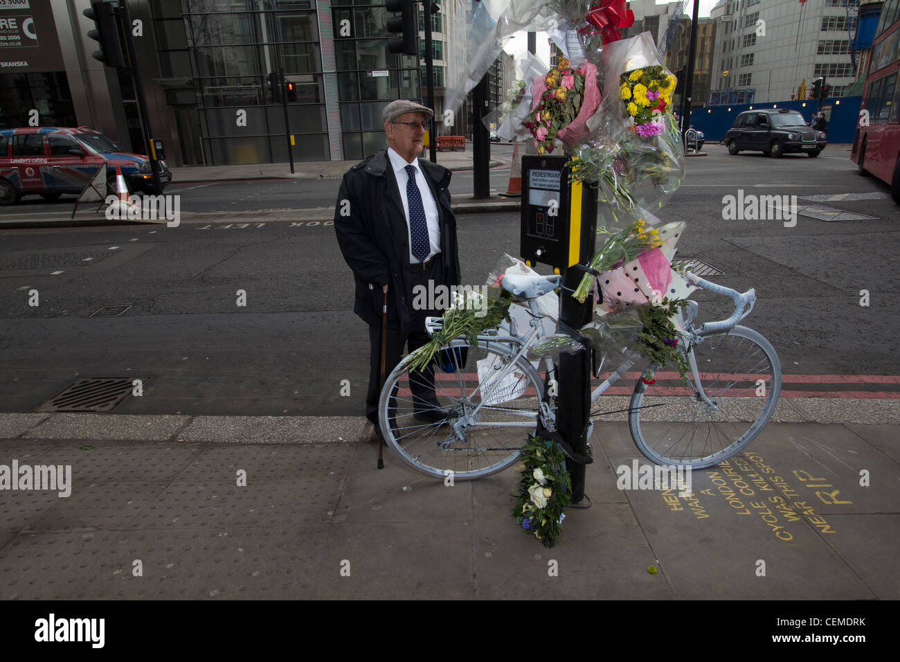 Blick auf Ghost Bike Ghostcycle Zyklus Ghostbike, Hommage an Henry Warwick Zyklus Kurier Bishopsgate London Mann Stockfoto