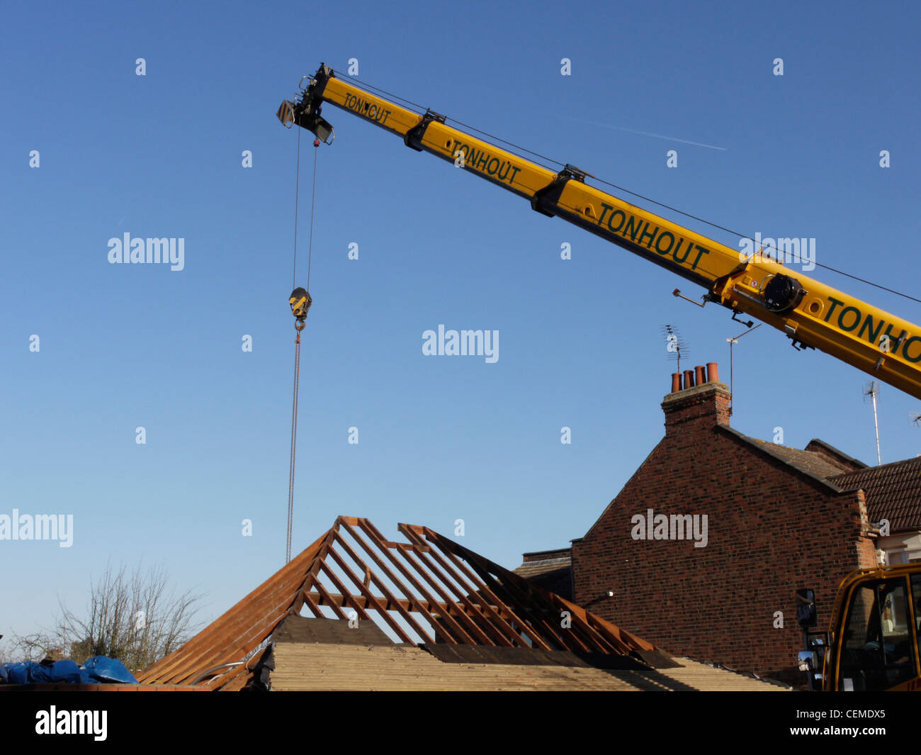 Teleskopkran über Dach Wohn Bungalows, London UK Stockfoto