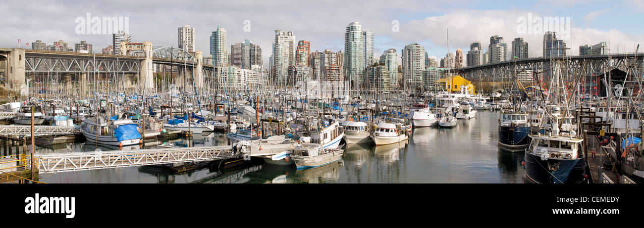 Skyline von Vancouver BC Kanada mit Burrard und Granville Brücken von Granville Island Panorama Stockfoto