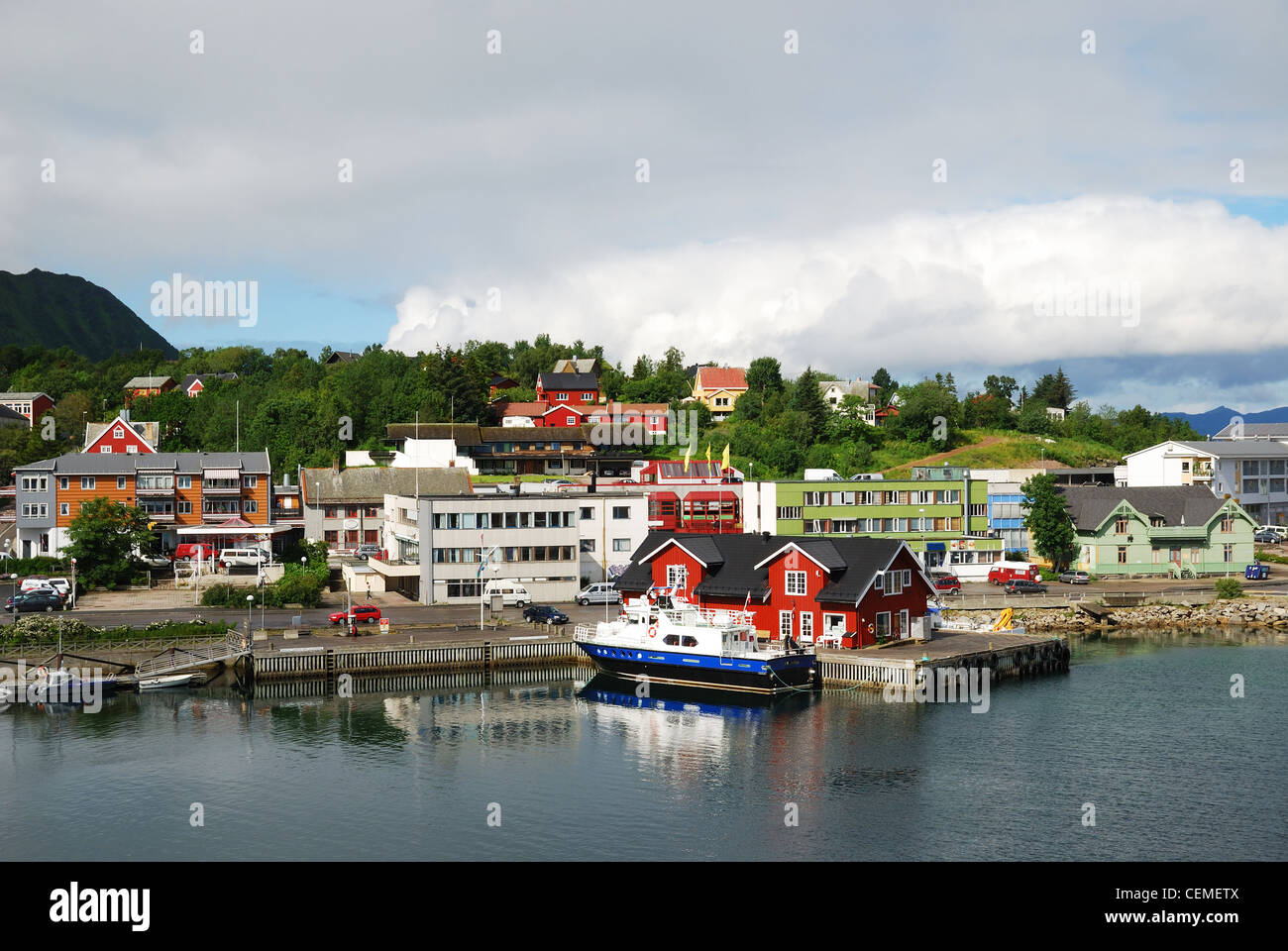 Norwegische Stadt mit kleinen Kai am Fjord. Stockfoto