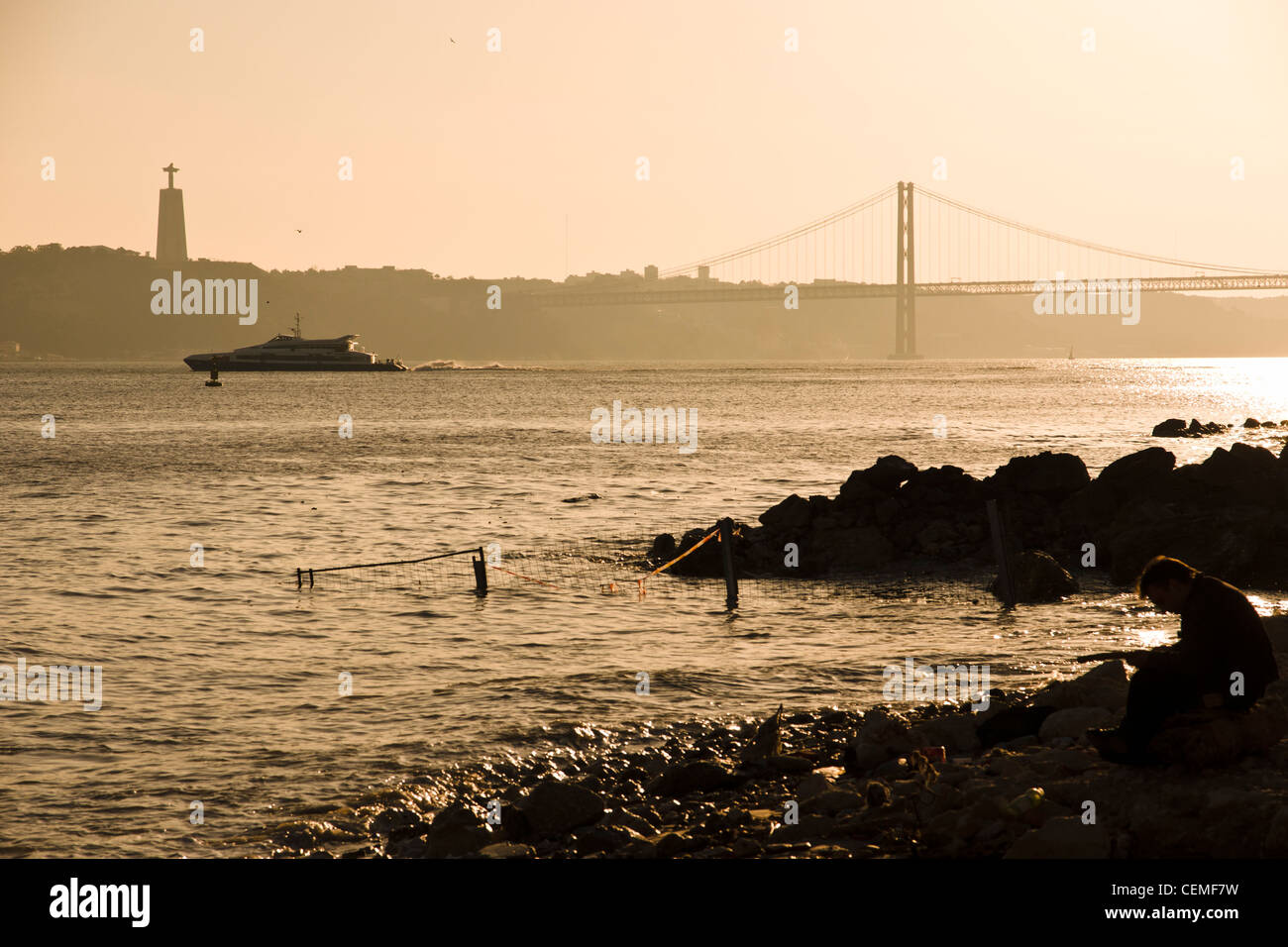 Mann am Ufer des Tajo Flusses. Lissabon, Portugal. Stockfoto