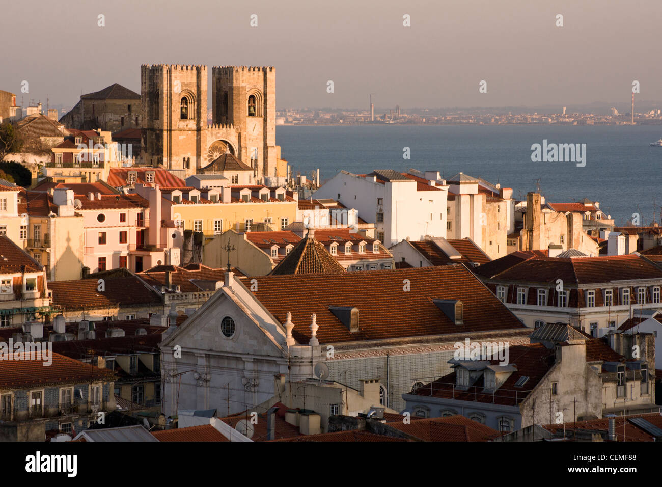 Blick auf die Kathedrale von Lissabon (Sé de Lisboa) von Elevador de Santa Justa. Lissabon, Portugal. Stockfoto