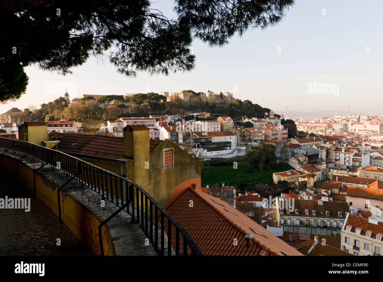 Blick auf Castelo de São Jorge vom Miradouro da Graça. Lissabon, Portugal. Stockfoto
