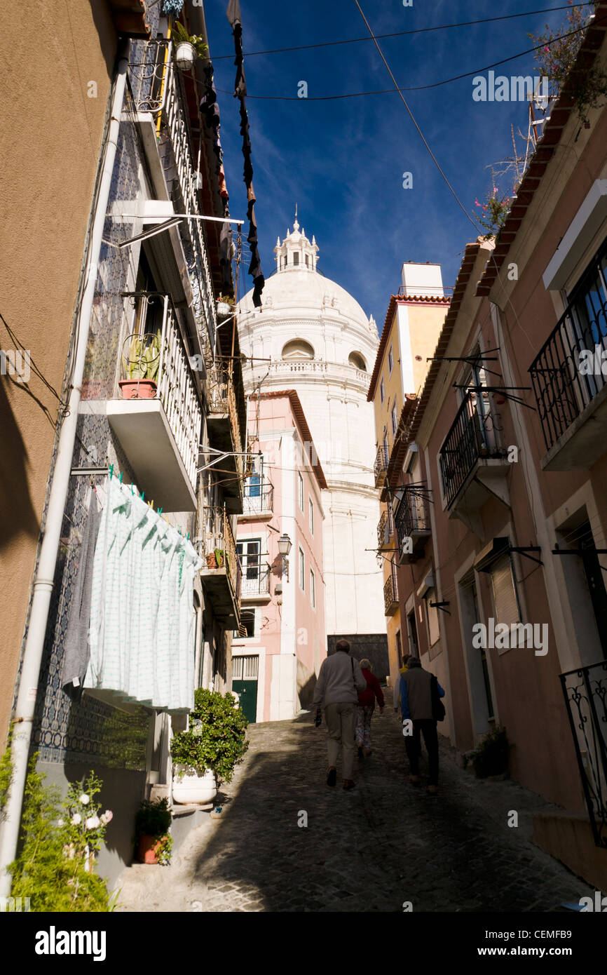 Panteão Nacional (Kirche von Santa Engrácia) durch eine schmale Gasse in der Alfama, Lissabon, Portugal zu sehen. Stockfoto