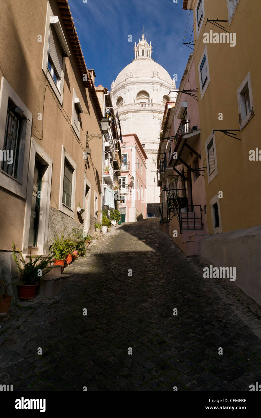 Panteão Nacional (Kirche von Santa Engrácia) durch eine schmale Gasse in der Alfama, Lissabon, Portugal zu sehen. Stockfoto