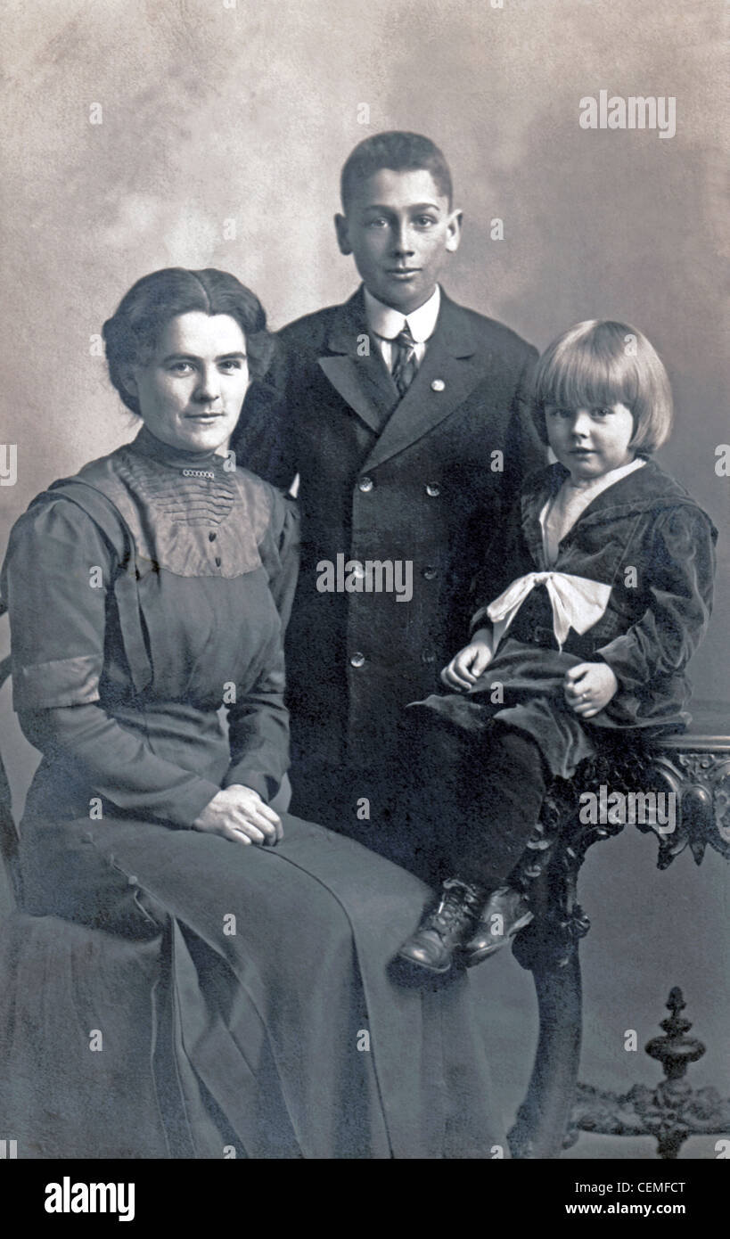 Ein Vintage Familienporträt einer Mutter mit zwei Kindern, um 1910. Stockfoto