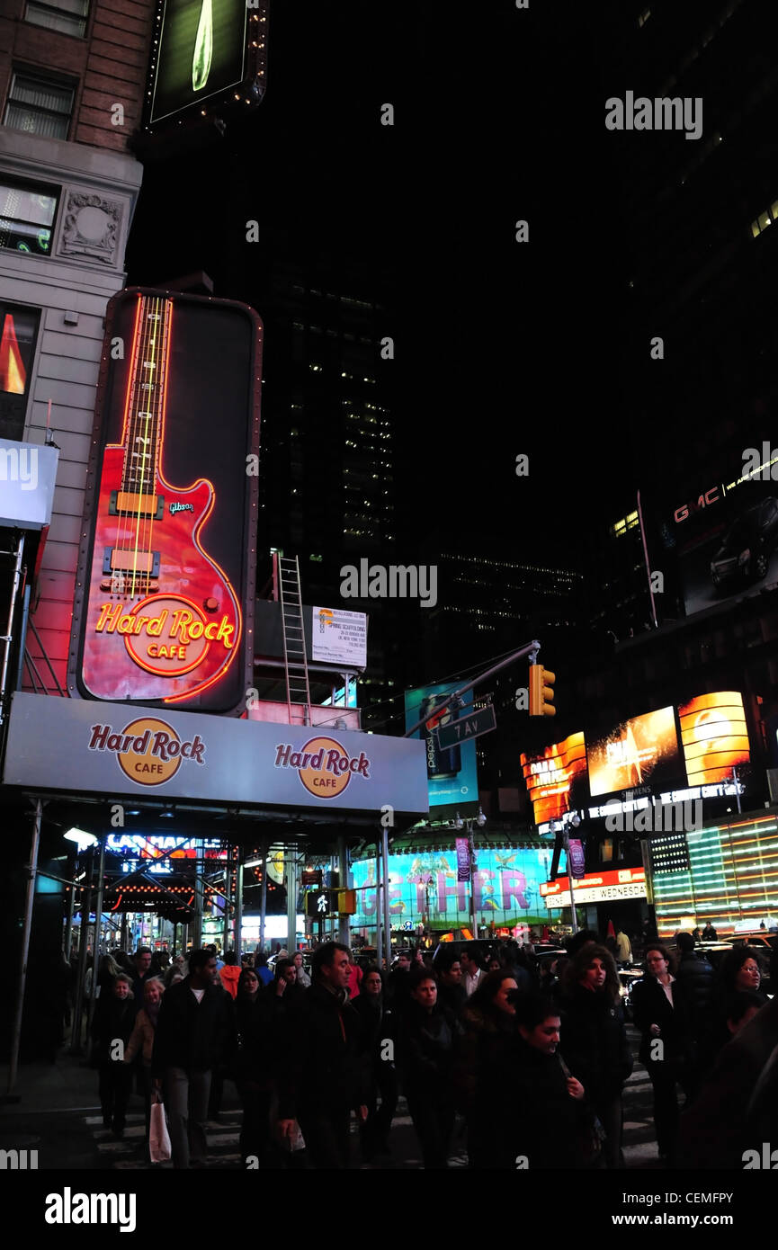 Nacht Neon Porträt Menschen überqueren West 43rd Street, unter Hard Rock Cafe rote Gitarre Zeichen, 7th Avenue, Times Square, New York Stockfoto
