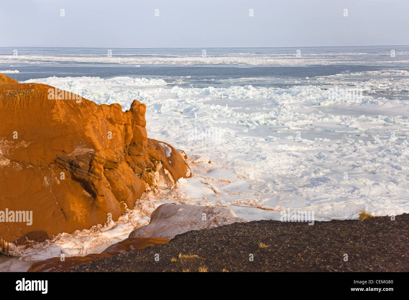 Felsen am Meer bedeckt mit Eis und Schnee, Iles De La Madeleine, Kanada Stockfoto