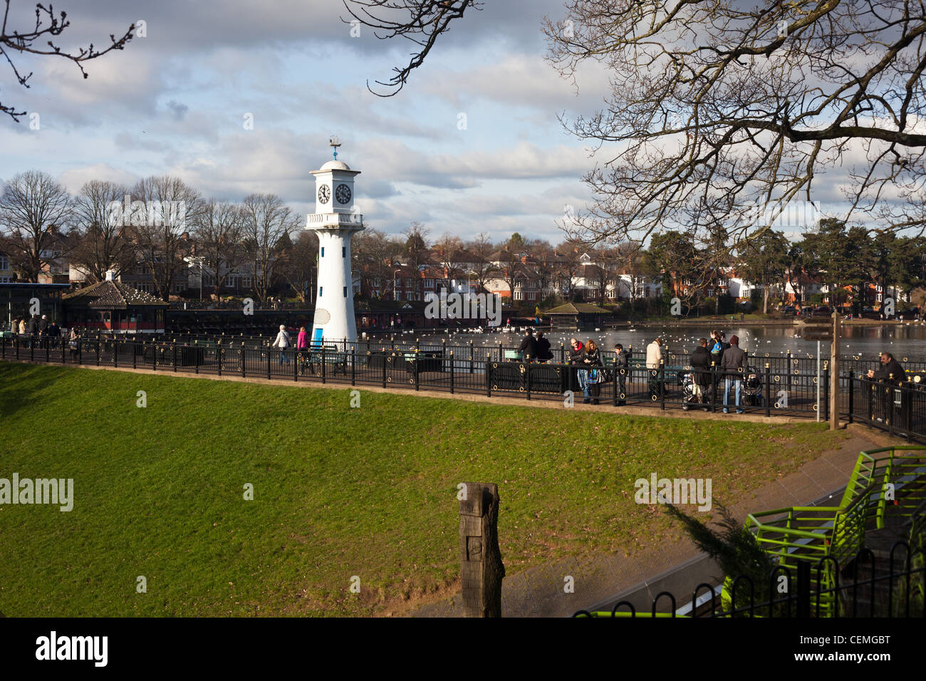 Uhrturm, Roath Park, See mit Booten, in Erinnerung an Kapitän Scott, Wintertag, klaren Wintertag im Park, Familienausflug, Stockfoto