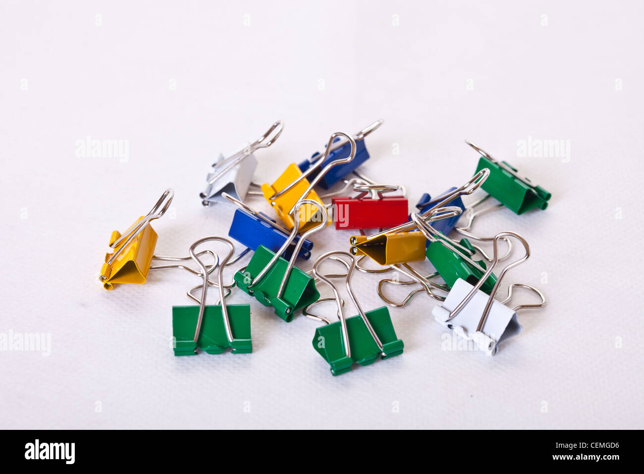 Bulldog Clips, Büroklammern, rot-Clips, blaue Clips, grüne Clips, gelbe Clips, weiße Clips, Bürobedarf, stationär, Stockfoto