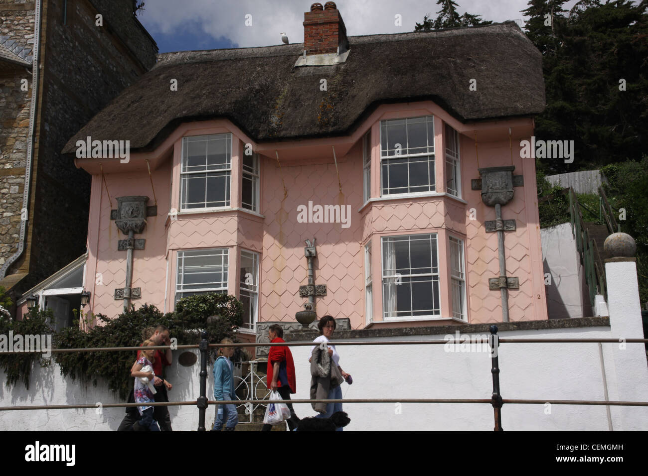 Reetdachhaus am Strand von Lyme Regis, Marineparade Lyme Regis, Großbritannien Rosa Haus mit Strohdach, Englisch strohgedeckten Hütte, s Stockfoto