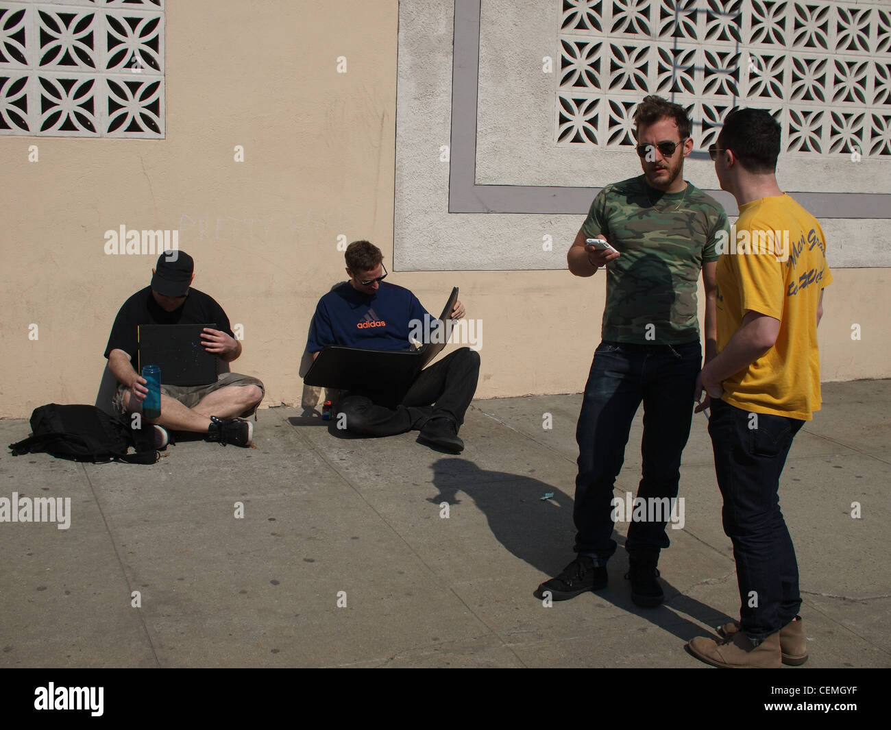 Künstler, die Bearbeitung von Portfolios an einem sonnigen Tag, Brooklyn, New York Stockfoto