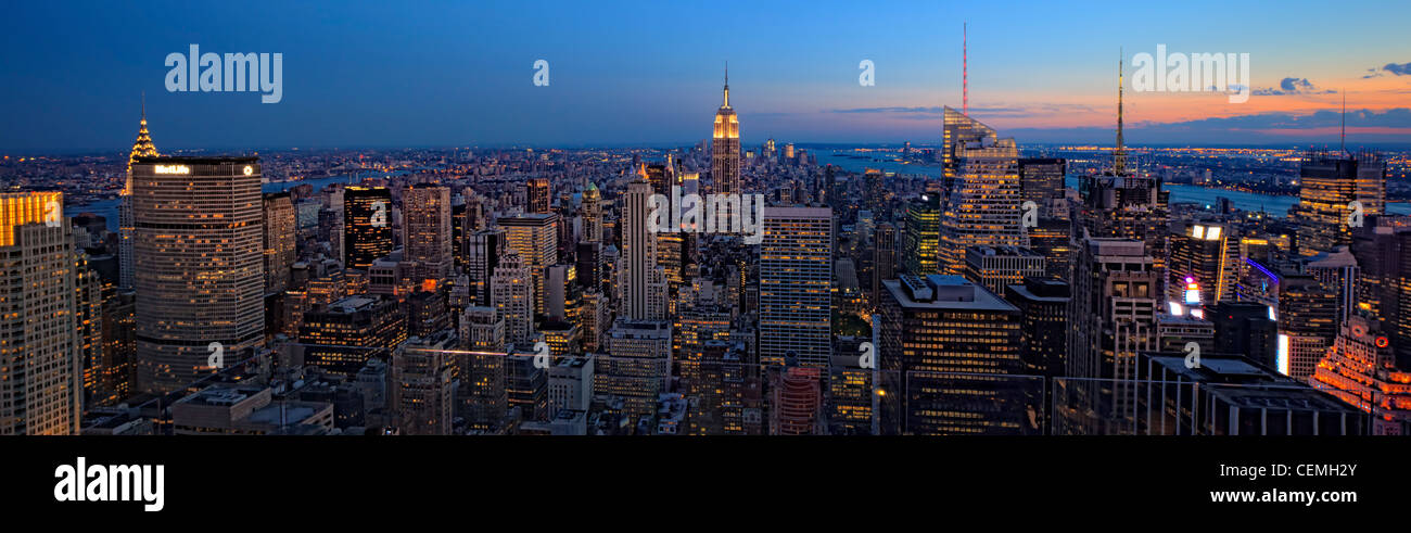 Ein Panorama der Vogelperspektive der Skyline von New York City und Lichter in der Abenddämmerung, oben auf dem Felsen. Stockfoto